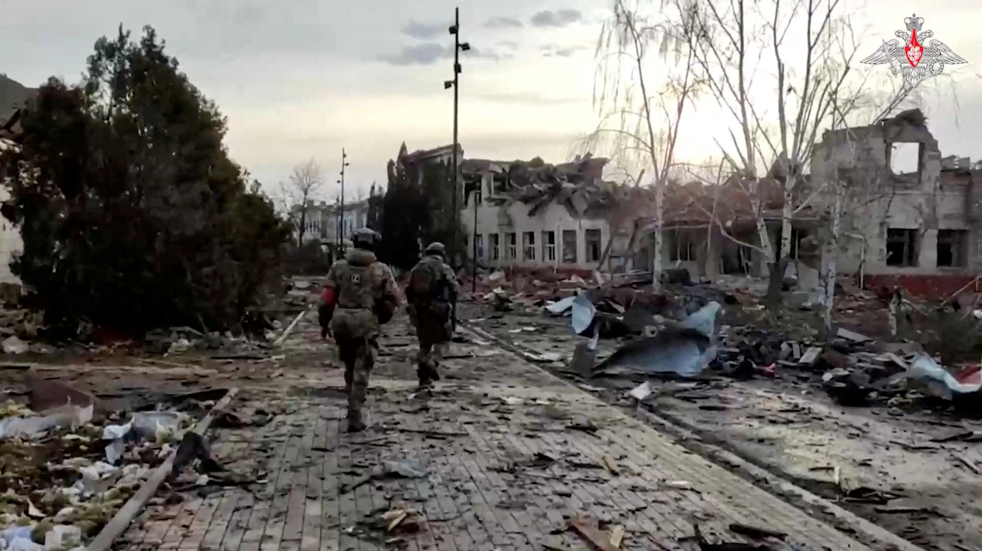 FILE PHOTO: Militares russos passam por um prédio destruído na cidade de Sudzha, que foi recentemente retomada pelas forças armadas russas durante o conflito Rússia-Ucrânia na região de Kursk, Rússia, nesta imagem estática de um vídeo divulgado em 15 de março de 2025. Ministério da Defesa Russo/Divulgação via REUTERS