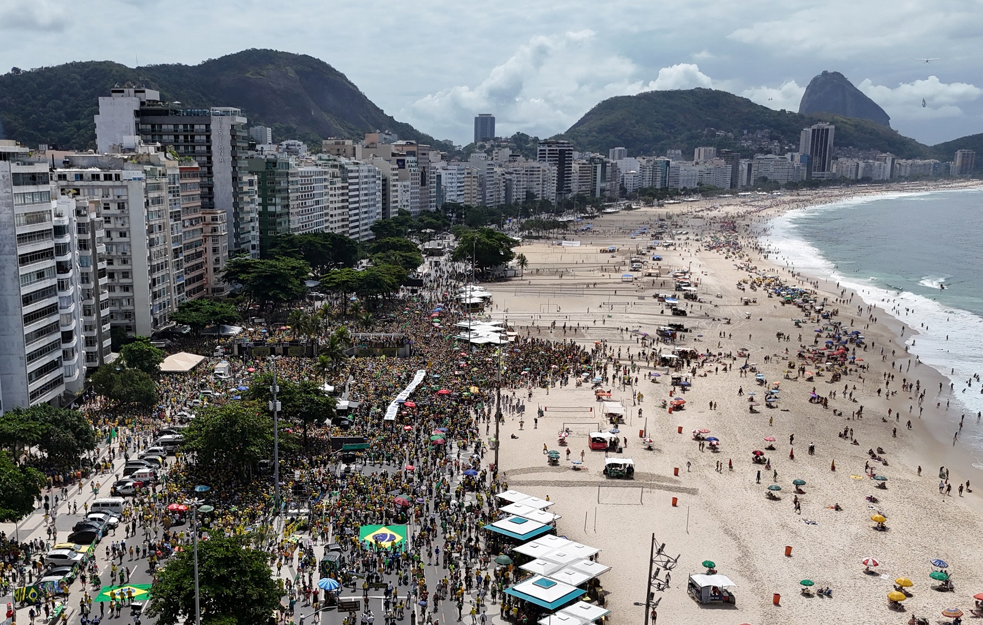 Uma visão de drone mostra apoiadores do ex-presidente brasileiro Jair Bolsonaro, durante uma manifestação na praia de Copacabana, no Rio de Janeiro, Brasil, em 16 de março de 2025. REUTERS/Pilar Olivares