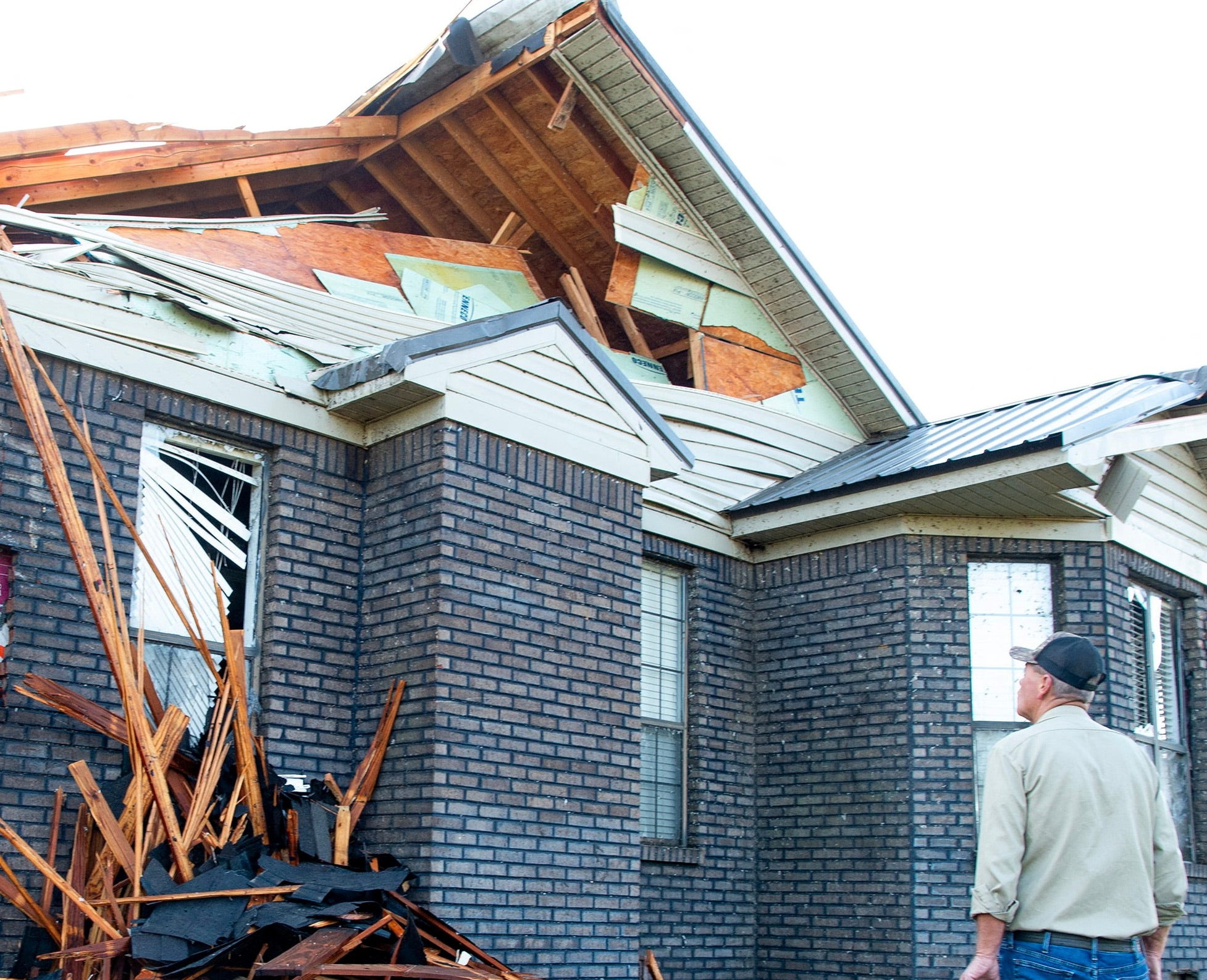 Kerry Walker observa casa atingida por tornado na região do Alabama
 16/3/2025    Mickey Welsh/USA Today Network via REUTERS