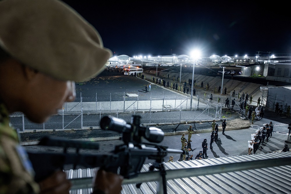 Policiais salvadorenhos escoltam supostos membros da quadrilha venezuelana Tren de Aragua deportados pelo governo dos EUA , em Tecoluca, El Salvador
16/03/2025
Secretaria de Imprensa da Presidência/Divulgação via REUTERS