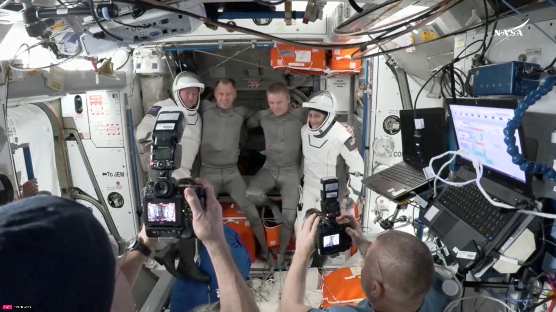 O astronauta da NASA Butch Wilmore, o cosmonauta da Roscosmos Aleksandr Gorbunov e os astronautas da NASA Nick Hague e Suni Williams posam para uma foto na escotilha de uma cápsula SpaceX Crew Dragon antes de fechar a escotilha em preparação para desacoplamento da ISS para começar seu retorno à Terra em 17 de março de 2025 nesta imagem estática tirada de um vídeo. NASA/Handout via REUTERS