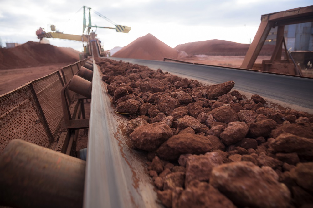 Uma rocha de bauxita passa por uma correia transportadora até a máquina de recuperação em uma fábrica de óxido de alumínio em Nikolaev, Ucrânia (Vincent Mundy/Bloomberg)
