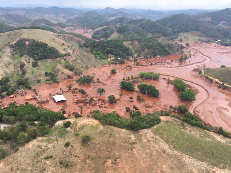 Mariana (MG) - barragem pertencente à mineradora Samarco se rompeu no distrito de Bento Rodrigues, zona rural a 23 quilômetros de Mariana, em Minas Gerais (Corpo de Bombeiros/MG - Divulgação) - Corpo de Bombeiros/MG - Divulgação