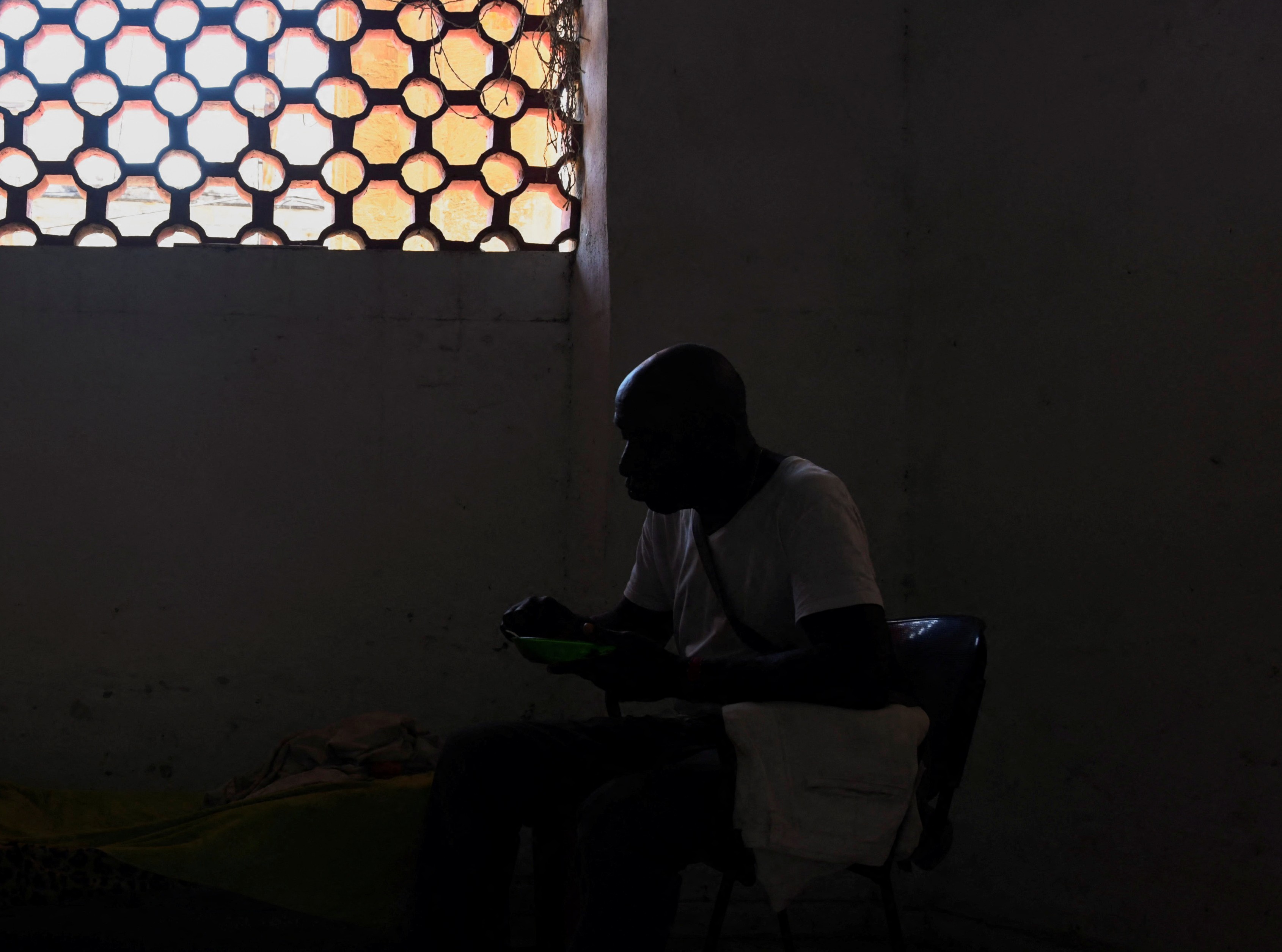 Luthier Juan Bencomo, 80, almoça em casa durante um colapso na rede elétrica nacional, em Havana, Cuba, em 15 de março de 2025. (REUTERS/Norlys Perez)