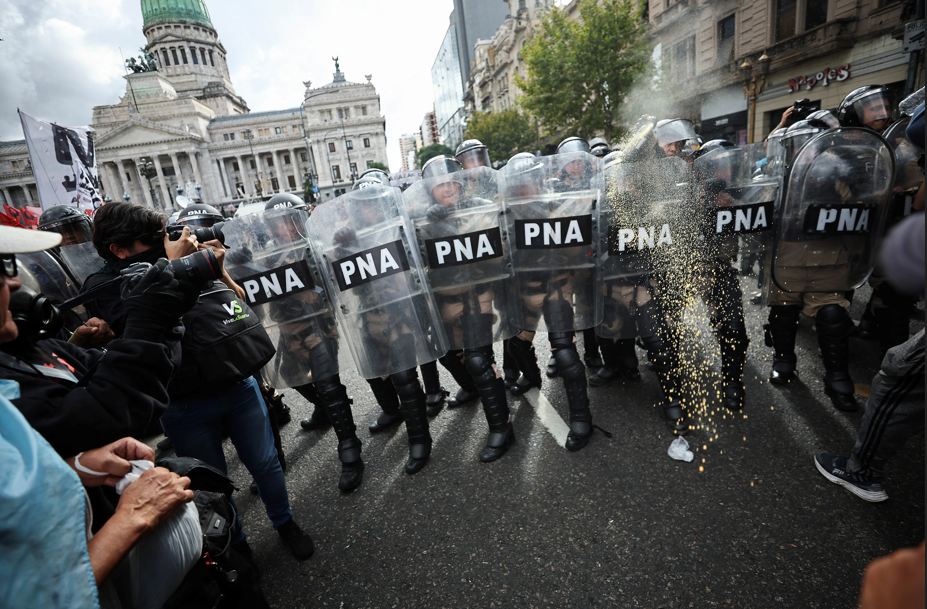 Protesto na Argentina contra cortes em pensões termina em confronto com a polícia