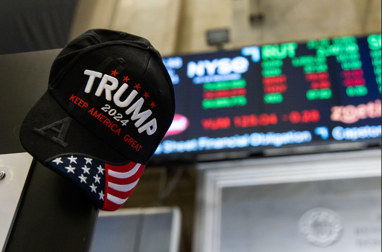 Boné favorável a Trump em Wall Street (Foto: Bloomberg)