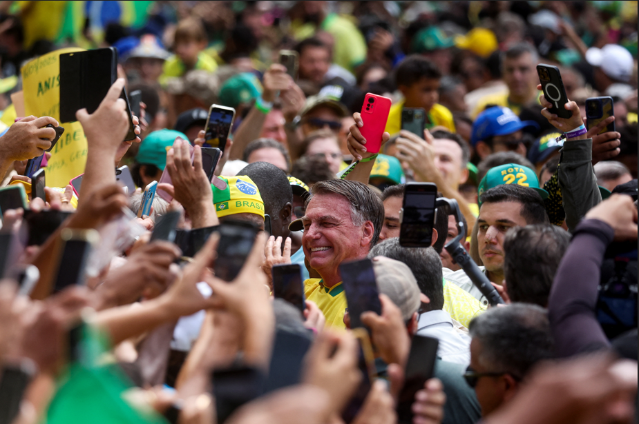 Apoiadores se reúnem em torno do ex-presidente brasileiro Jair Bolsonaro na praia de Copacabana, no Rio de Janeiro, Brasil, 16 de março de 2025. (REUTERS/Pilar Olivares)