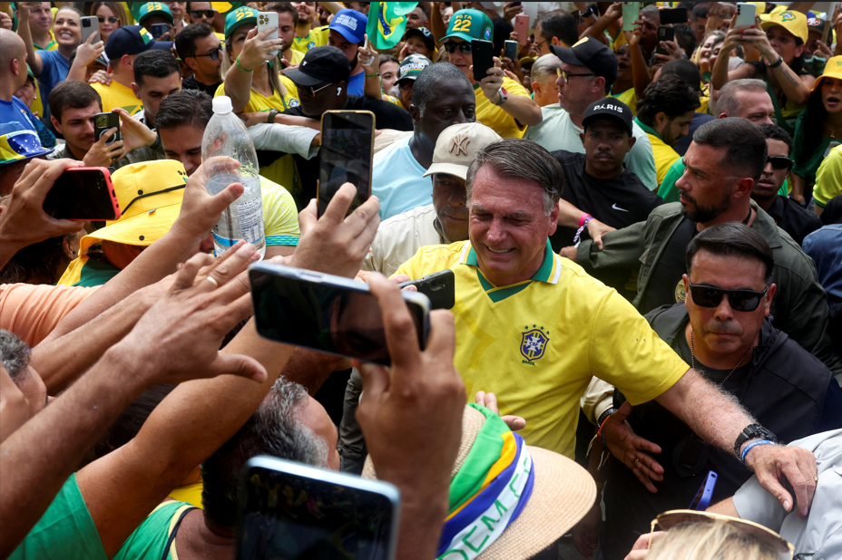 Apoiadores se reúnem em torno do ex-presidente brasileiro Jair Bolsonaro na praia de Copacabana, no Rio de Janeiro, Brasil, 16 de março de 2025. (REUTERS/Pilar Olivares)