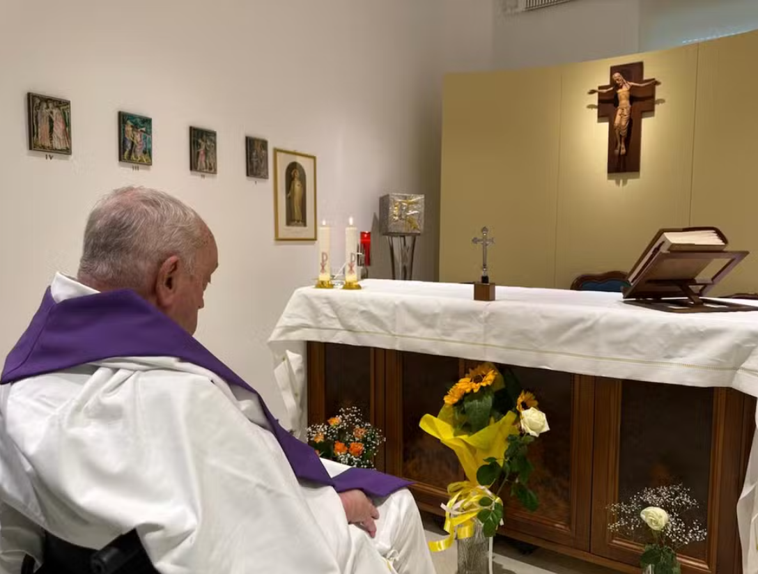 Mão inchada do Papa Francisco em foto chamou a atenção (Foto: Divulgação/Vaticano)
