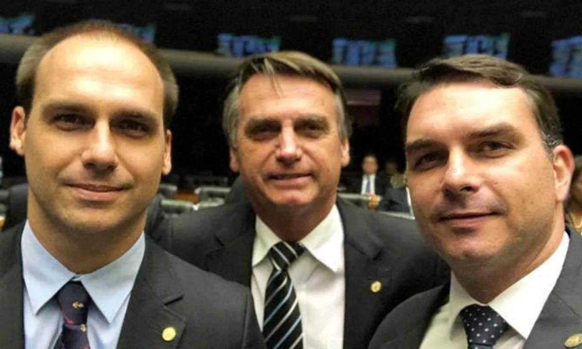 Coligação de Lula pede inclusão de Flávio e Eduardo Bolsonaro em ação no TSE