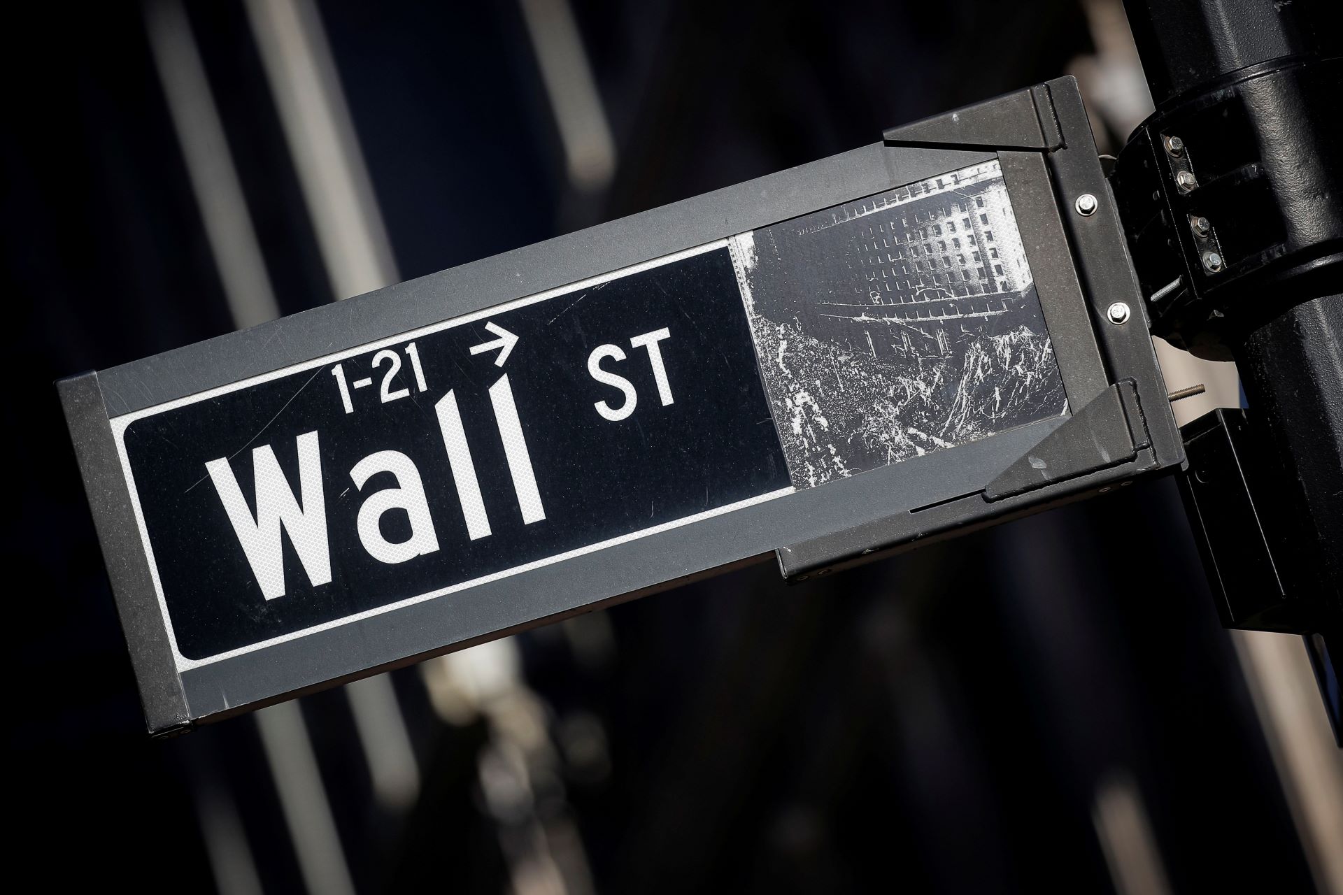 Placa de Wall Street,  em Nova York - 08/11/2021 (Foto: REUTERS/Brendan McDermid)