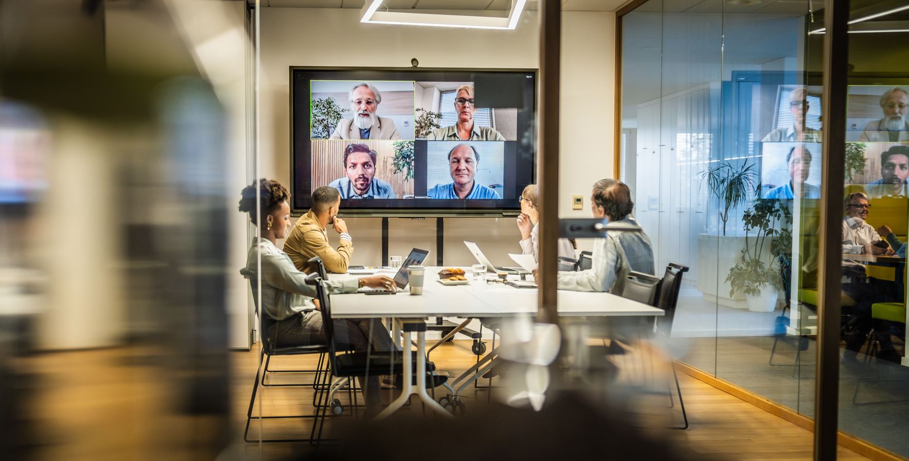 Empresas estão resgatando o modelo 100% presencial ou ajustando a fórmula híbrida. (Foto: vm/Getty Images)